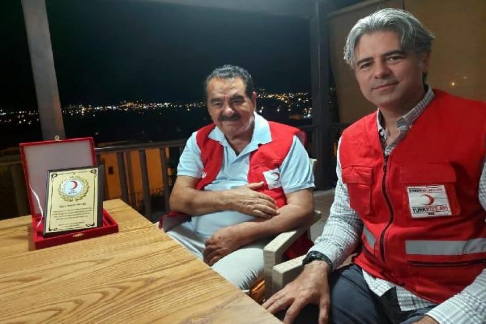 &nbsp;Şarkıcı&nbsp; İbrahim Tatlıses, ihtiya&ccedil; sahiplerine dağıtılmak &uuml;zere T&uuml;rk Kızılay&rsquo;a kurban