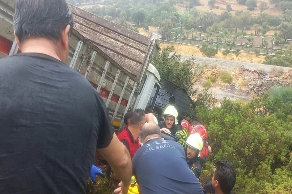 &Uuml;nl&uuml; sanat&ccedil;ı&nbsp;İbrahim Tatlıses Bodrum'da ge&ccedil;irdiği trafik kazasında ara&ccedil;ta sıkıştı. Sanat&ccedil;ının