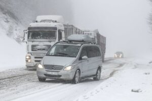 K&uuml;tahya kent merkezi kar yağışıyla beyaza b&uuml;r&uuml;nd&uuml;. İl genelinde sabah