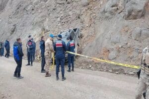 Artvin'in Şavşat il&ccedil;esinde yol kenarında, bir tepenin eteğinde, hasarlı ve