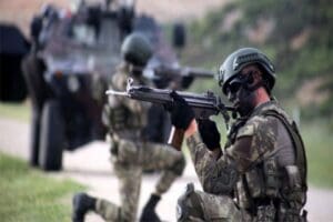 İ&ccedil;işleri Bakanlığı, 2&nbsp;PKK'lı ter&ouml;ristin g&uuml;venlik g&uuml;&ccedil;lerine teslim olduğunu a&ccedil;ıkladı. İ&ccedil;işleri