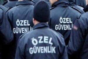 İ&ccedil;işleri Bakanlığı'ndan yapılan a&ccedil;ıklamada, "&Ouml;zel g&uuml;venlik g&ouml;revlileri, duyarlı kapıdan ve