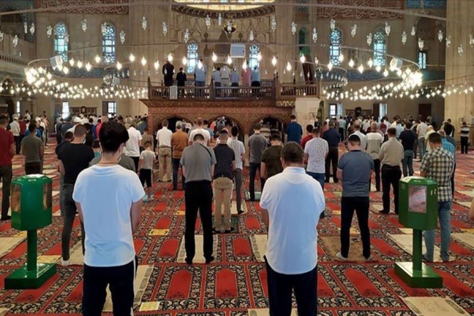 Vatandaşlar, ikametlerine en yakın camide cuma namazını kılabilecek.&nbsp;Mali m&uuml;şavirler ve