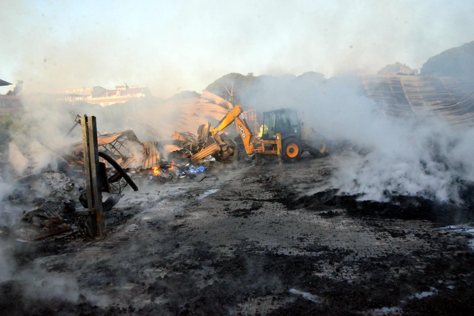 Aydın'ın Nazilli il&ccedil;esinde i&ccedil;me suyu dolum tesisinin depo b&ouml;l&uuml;m&uuml;ndeki yangını,