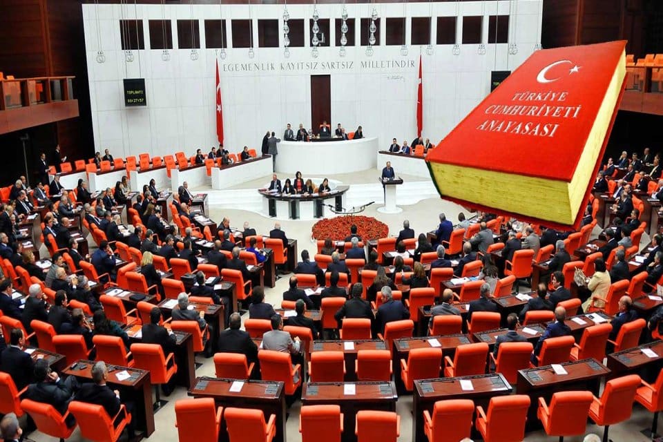 AK Parti&rsquo;nin &lsquo;baş&ouml;rt&uuml;s&uuml;ne&rsquo; anayasal g&uuml;vence i&ccedil;in 5 maddede değişiklik planladığı