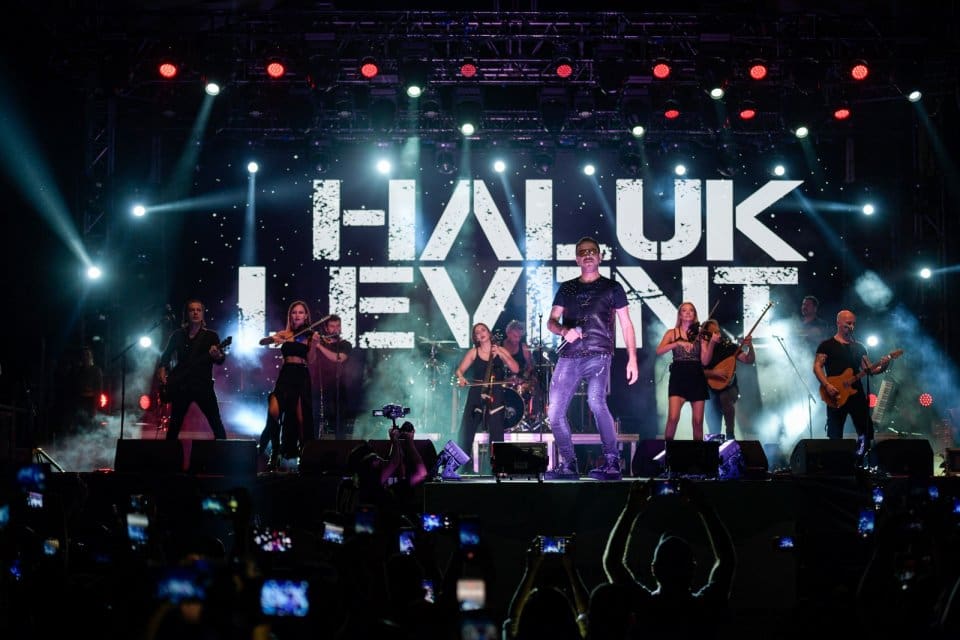 Ziyaret&ccedil;ilerini on g&uuml;n boyunca &uuml;nl&uuml; isimlerle buluştuğu 91. İzmir Enternasyonal