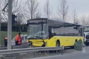 İstanbul'da Sultangazi Habipler girişinde İETT otob&uuml;s&uuml;n&uuml;n bariyerlere &ccedil;arptığı kazada 4