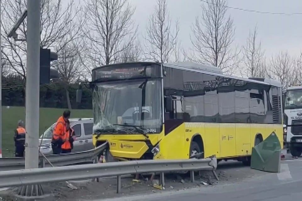 İstanbul'da Sultangazi Habipler girişinde İETT otob&uuml;s&uuml;n&uuml;n bariyerlere &ccedil;arptığı kazada 4