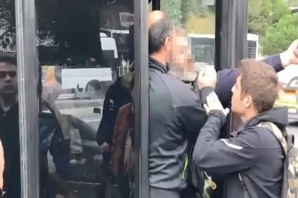 İstanbul Sarıyer'de tepki &ccedil;eken anlar yaşandı. Olayda bir&nbsp;İETT&nbsp;şof&ouml;r&uuml;, engelli kartı