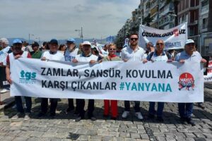 İzmir Gazeteciler Cemiyeti 1 Mayıs'ta yine alanlara indi. Cemiyetten yapılan