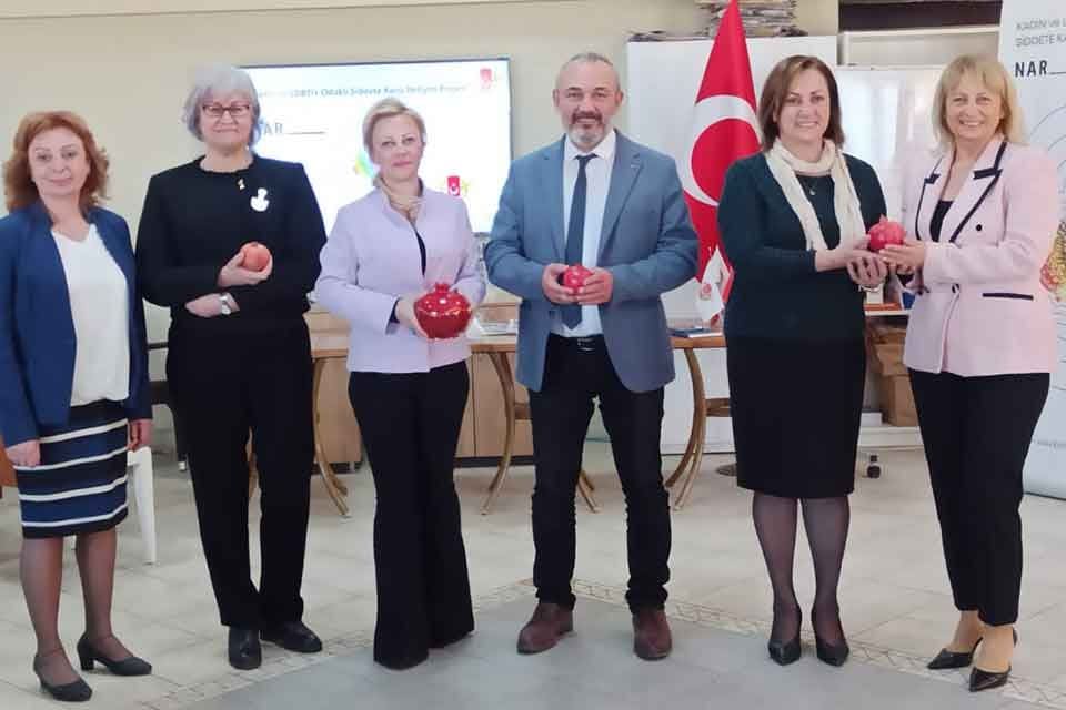 İzmir Gazeteciler Cemiyeti'nin Hollanda İnsan Hakları Programı desteğiyle y&uuml;r&uuml;tt&uuml;ğ&uuml; Nar-Kadın
