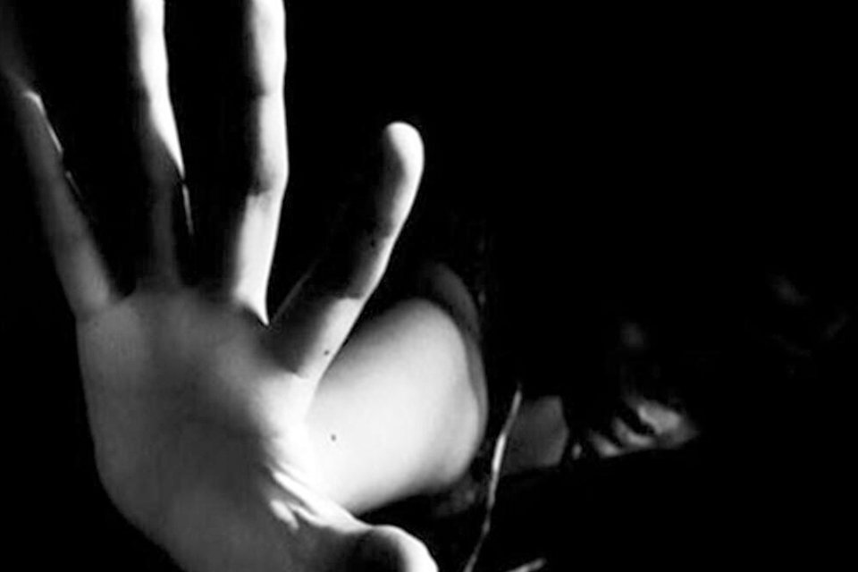 Denizli’de, Özlem U. (32), hareketlerinden şüphelenerek odasına girdiği kızı 14