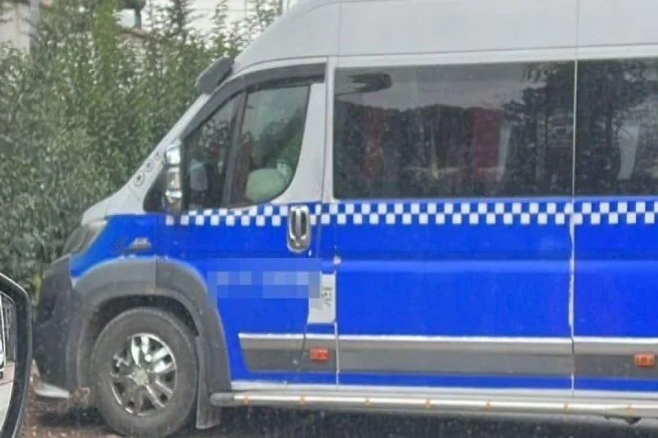 Sakarya'da bir minib&uuml;s şof&ouml;r&uuml;, aracına binen &uuml;niversite &ouml;ğrencisi gen&ccedil; kıza