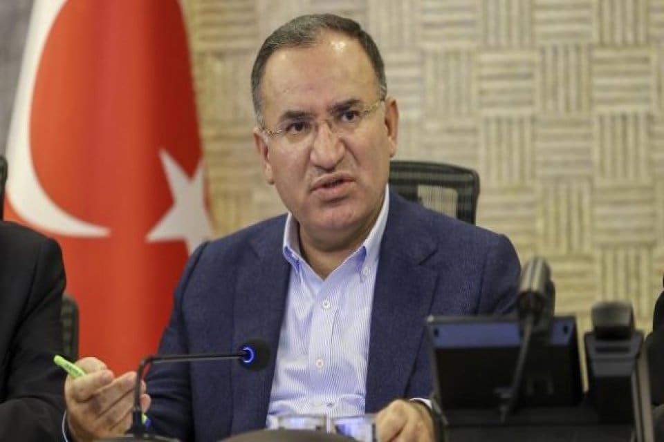 Depremde kurtarma &ccedil;alışmalarına &ouml;ncelik verildiğini belirten Adalet Bakanı Bekir Bozdağ,
