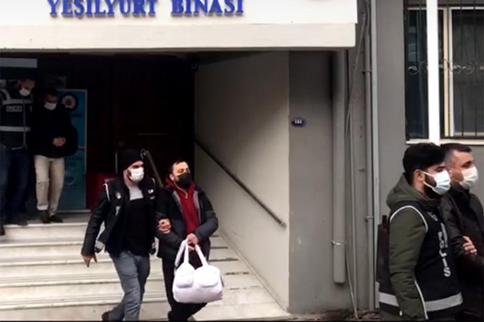 İzmir'de, suç kaydı bulunmayan örgüt üyelerinin adlarına kiraladıkları evlerde, 'FETÖ'yü