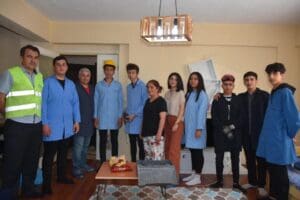 İzmir'deki meslek lisesince y&uuml;r&uuml;t&uuml;len sosyal sorumluluk projesiyle ihtiya&ccedil; sahibi ailelerin