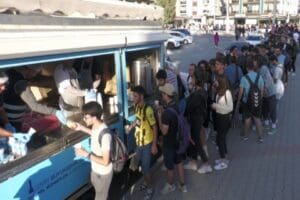 İzmir B&uuml;y&uuml;kşehir Belediyesi&rsquo;nin &uuml;niversite &ouml;ğrencilerine &uuml;cretsiz yemek hizmeti kapsamında &Ccedil;iğli&rsquo;de