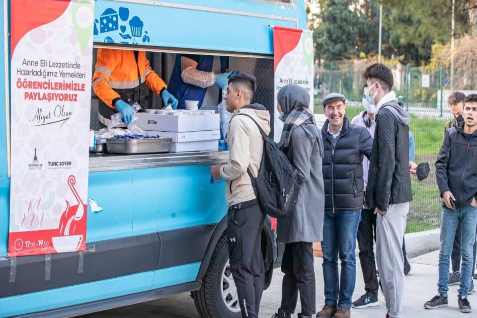 İzmir B&uuml;y&uuml;kşehir Belediyesi'nin &uuml;niversite &ouml;ğrencilerine&nbsp;&uuml;cretsiz yemek dağıtım aracının İzmir Katip