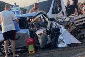 İZMİR'in Urla il&ccedil;esinde, hatalı sollama nedeniyle iki otomobilin &ccedil;arpıştığı kazada
