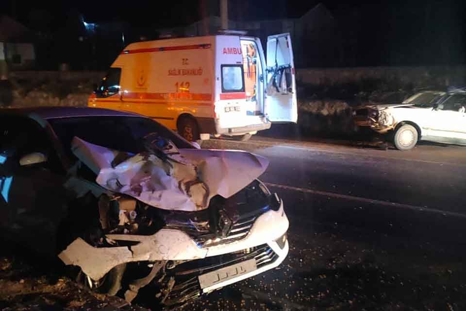 Manisa'nın Turgutlu ilçesinde, iki otomobilin karıştığı kazada 4 kişi yaralandı.