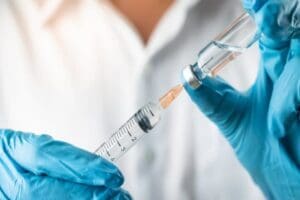 İngiltere'de AstraZeneca veya Pfizer/BioNTech ile aşılanan 39 yaş altı kişilerin