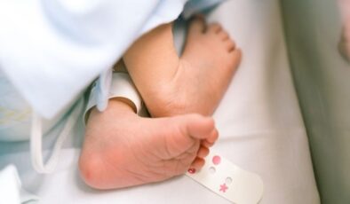 İki aylık bebek koronavirüs kurbanı oldu!