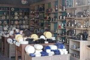 Kahramanmaraş'ta&nbsp;meydana gelen depremde bir binanın giriş katında bulunan, mutfak eşyalarının