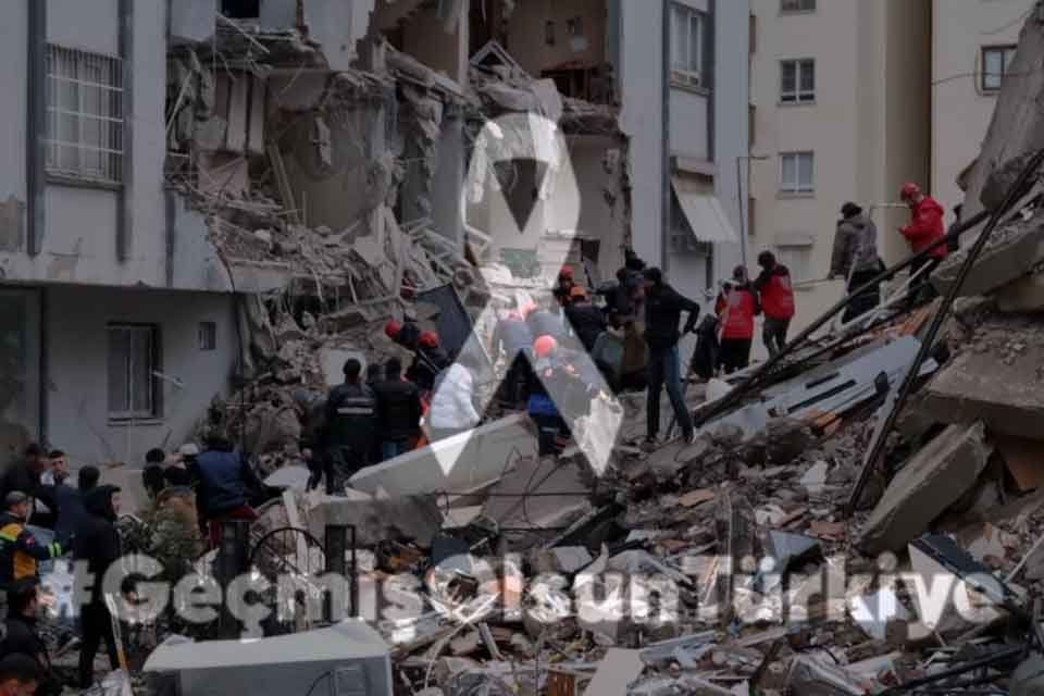 Kahramanmaraş'ta sabah saat 04.17'de 7,7; saat 13.24'te 7,6 b&uuml;y&uuml;kl&uuml;ğ&uuml;nde iki