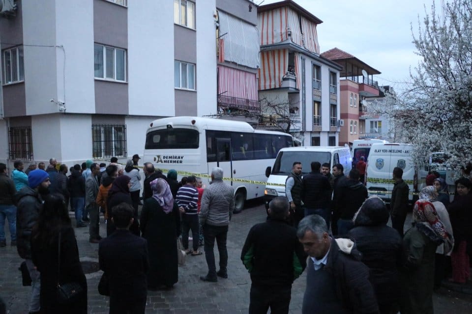 Denizli'nin Pamukkale il&ccedil;esinde&nbsp;Hıdır Tutal, tartıştığı eşi Arzu Tutal'ı tabancayla vurarak
