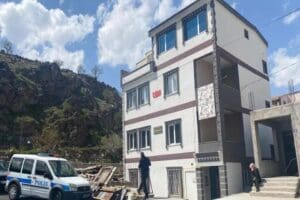 Kayseri&rsquo;de, 2 &ccedil;ocuk annesi Hanife Yeni&ccedil;eri (41), evinde &ouml;l&uuml; bulundu.
