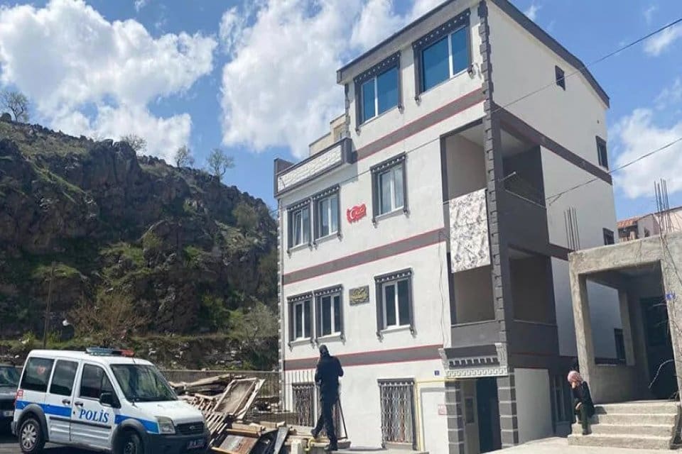 Kayseri&rsquo;de, 2 &ccedil;ocuk annesi Hanife Yeni&ccedil;eri (41), evinde &ouml;l&uuml; bulundu.