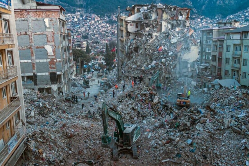 Niğde'deki depremi değerlendiren Jeolog Okan T&uuml;ys&uuml;z, Tuz G&ouml;l&uuml; hattındaki fayın