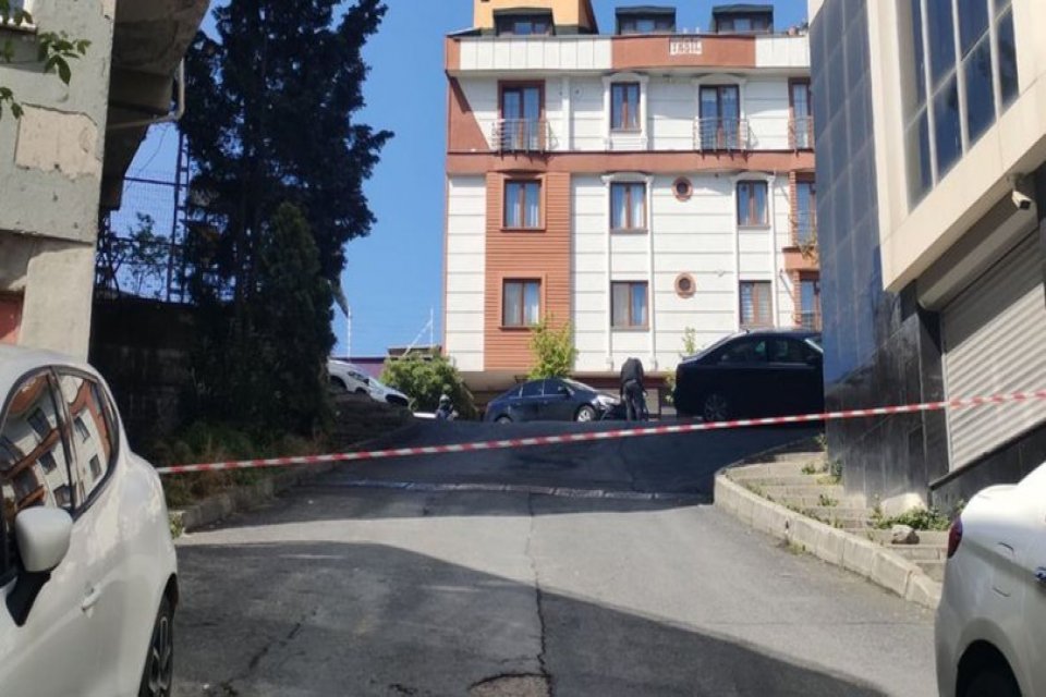 İstanbul Kağıthane’de iki genç, kiralık bir otomobilin içerisinde başlarından vurulmuş