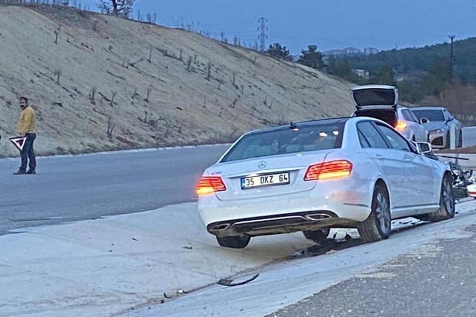 Uşak'ta, otomobille &ccedil;arpışan motosikletteki Yasin Himmet Yıldız (19) ve Emin