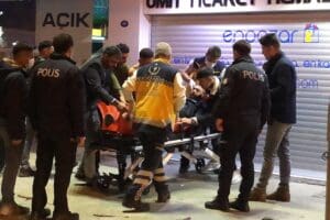 İzmir'in Konak il&ccedil;esinde, iki grup arasında &ccedil;ıkan bı&ccedil;aklı kavgada G&ouml;khan