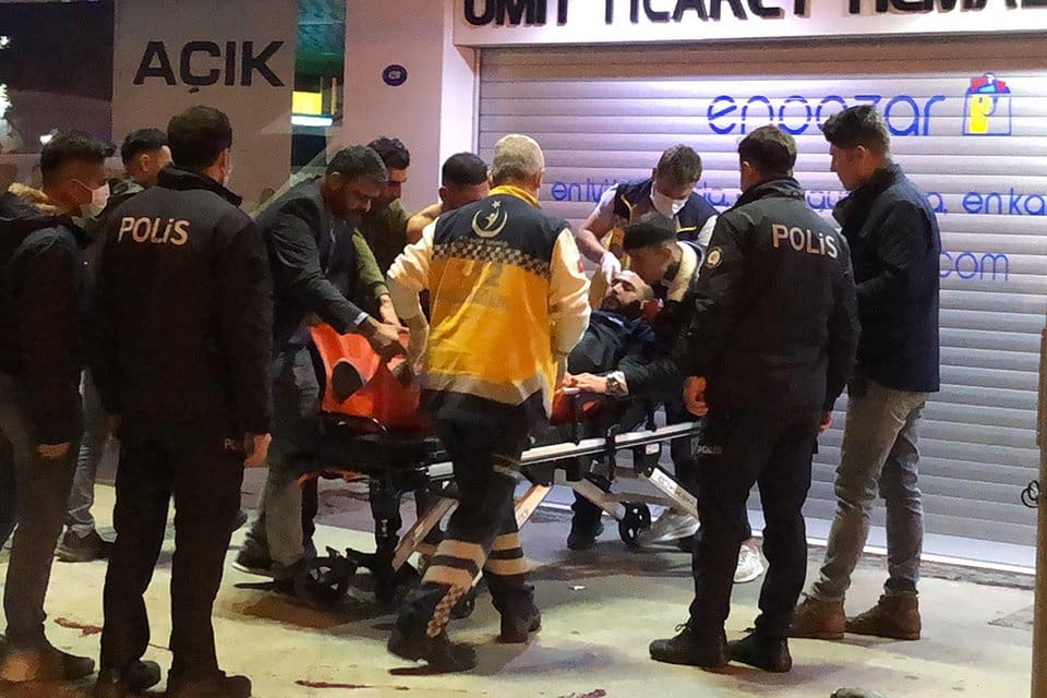 İzmir'in Konak il&ccedil;esinde, iki grup arasında &ccedil;ıkan bı&ccedil;aklı kavgada G&ouml;khan