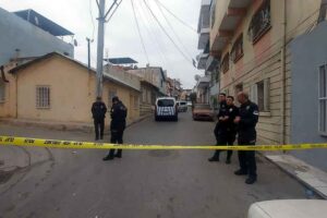 İZMİR&rsquo;in Konak il&ccedil;esinde 2 kişi arasında &ccedil;ıkan tartışma tarafların yakınlarının