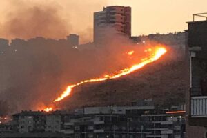 İzmir'in Karşıyaka ve Konak ilçesinde, otluk alanlarda yangın çıktı. İki