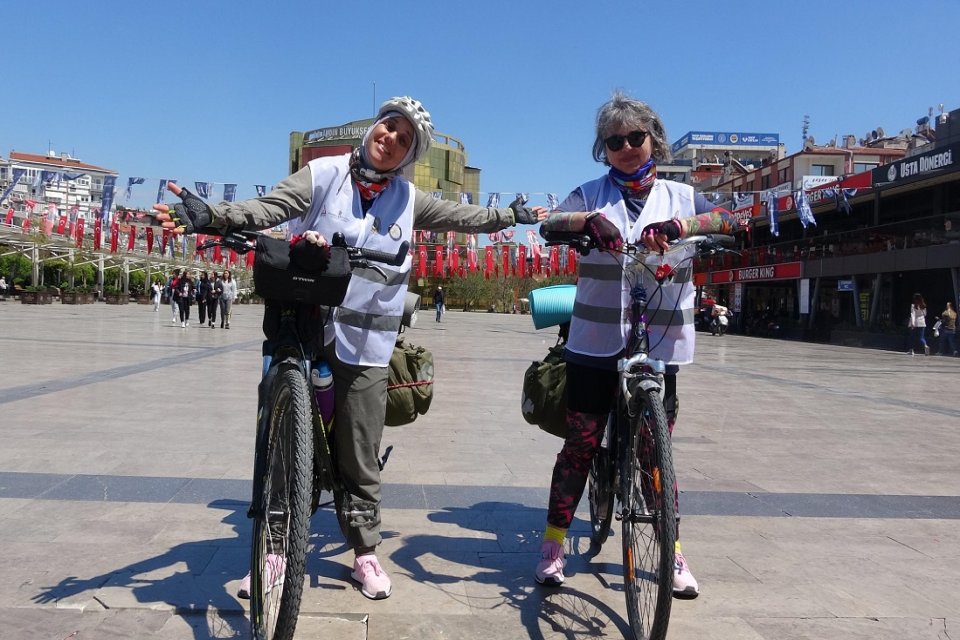 İzmir'in Bergama il&ccedil;esinde 2 yıl &ouml;nce yakalandığı kanser hastalığını atlatan