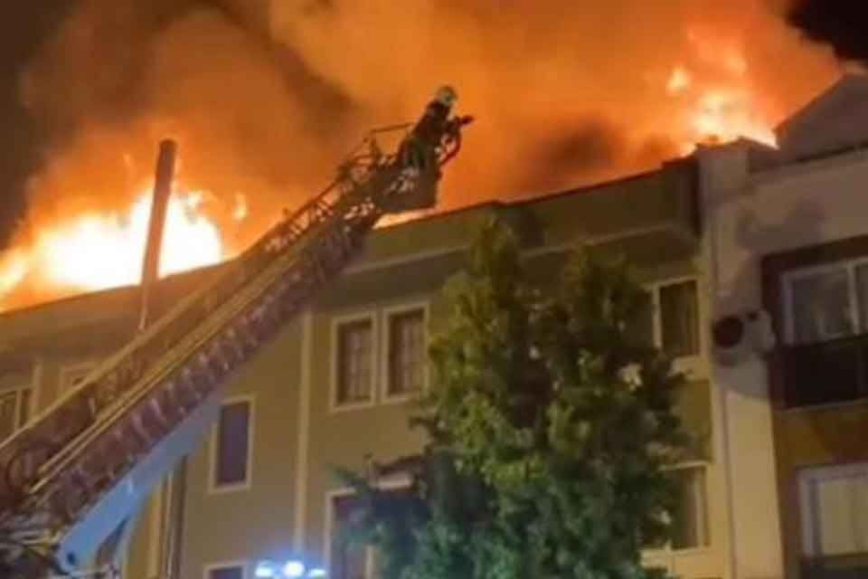 Muğla'nın Fethiye il&ccedil;esinde, 2 katlı binanın &ccedil;atısında &ccedil;ıkan yangın, itfaiye