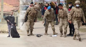 Eskişehir’de, silah zoruyla gasbettiği komşusunun aracıyla gittiği akaryakıt istasyonunun çalışanı