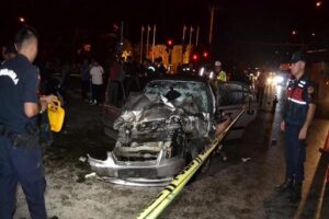 Manisa'nın Salihli ilçesinde iki otomobilin çarpıştığı kazada 17 yaşındaki yolcu