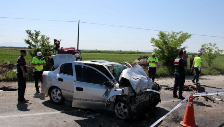 İki otomobil çarpıştı: Hamile kadın ve annesi öldü
