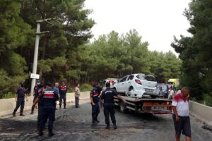 İzmir'in Buca ilçesinde, hafif ticari araçla otomobil çarpıştı, 4 kişi