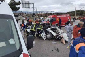 KÜTAHYA’nın Gediz ilçesinde, iki otomobilin kafa kaya çarpıştığı kazada 7