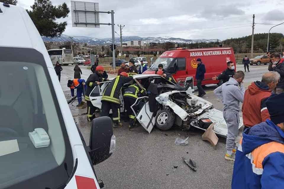 KÜTAHYA’nın Gediz ilçesinde, iki otomobilin kafa kaya çarpıştığı kazada 7