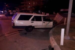 İzmir'in Aliağa il&ccedil;esinde, iki otomobilin kavşakta &ccedil;arpışması sonucu meydana gelen