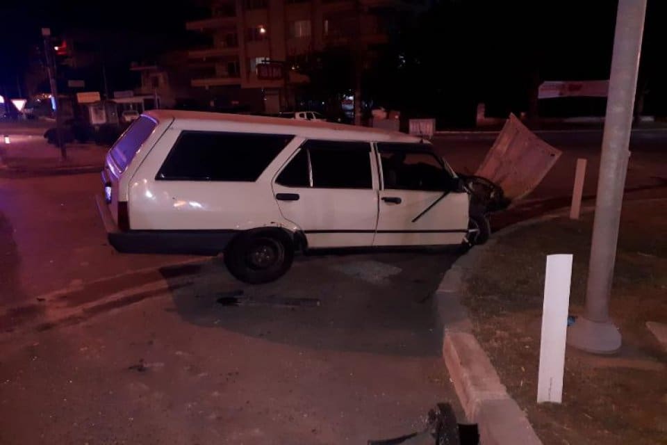 İzmir'in Aliağa il&ccedil;esinde, iki otomobilin kavşakta &ccedil;arpışması sonucu meydana gelen