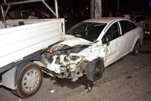 İzmir'in Karşıyaka ilçesinde, 3 otomobil ve 1 kamyonetin karıştığı kazada