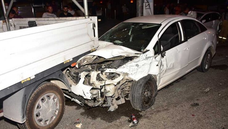 İki otomobil kaza yaptı, park halindeki araçlara çarptı